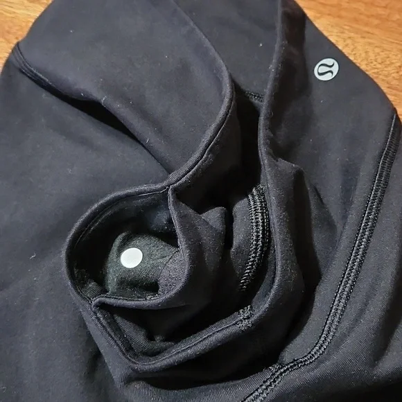 Lululemon black Capri leggings SZ 8 - Picture 9 of 9